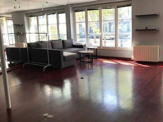 Appartement très bien situé place Sud, premier étage
