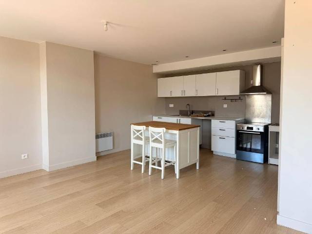 Appartement triplex Place du Général de Gaulle, 835 euros/mois
