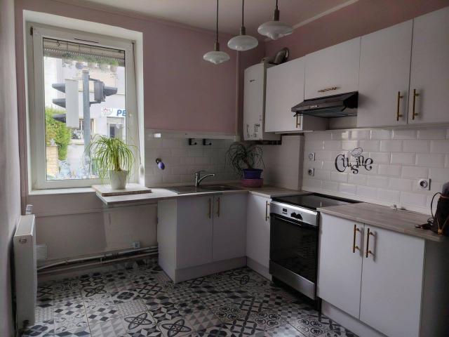 Appartement type F3 cave, garage, terrasse, buanderie et jardin dans maison