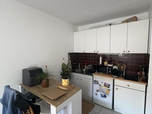 Appartement type studio avec parking Proche faculté de médecine Immeuble rénové