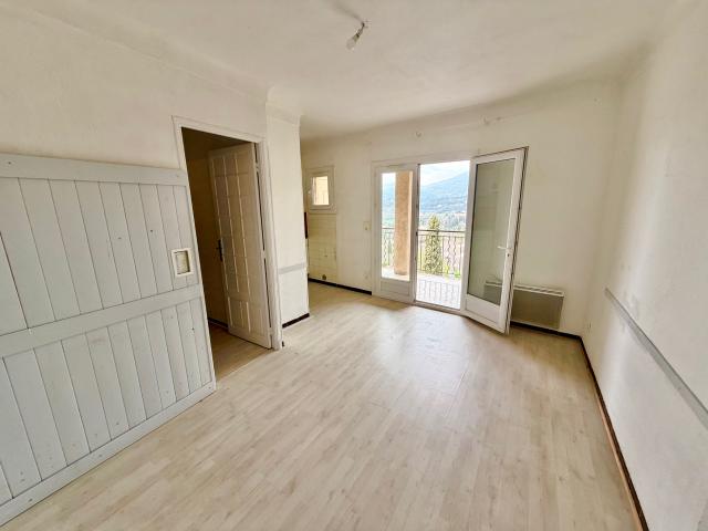 Appartement type T2/3 avec terrasse et vue dégagée à Fayence
