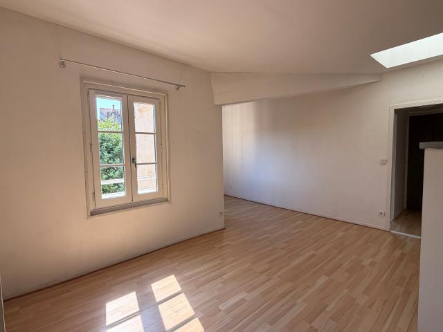 Appartement type 2 au dernier étage d'un immeuble pierre quartier ST PIERRE