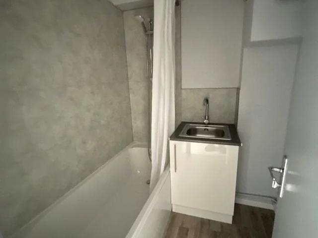 Appartement type 2 avec ascenseur, cave et parking à louer