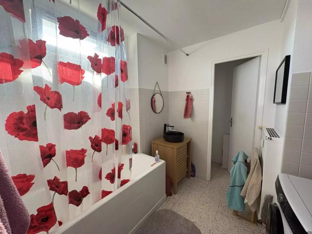 Appartement type 3 avec balcon + place de parking résidence sécurisée