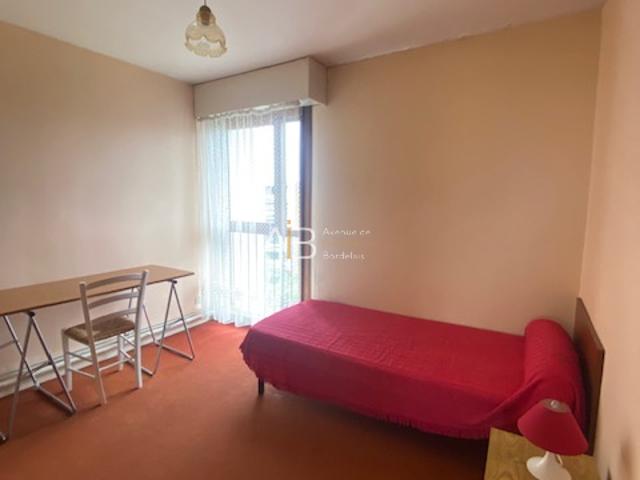 Appartement type 5 avec balcons à rénover