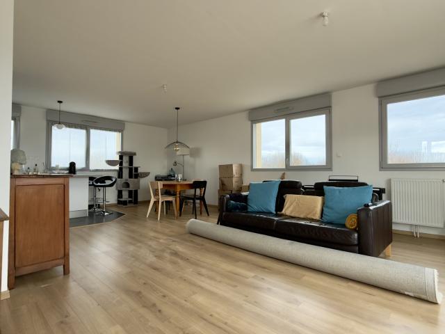 Appartement type 5 en duplex terrasse et stationnements