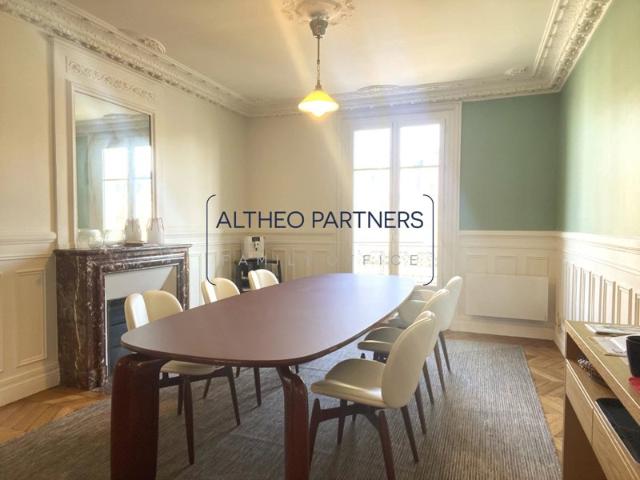 Appartement typiquement haussmannien 4 pièces / 2 chambres Investissement locatif