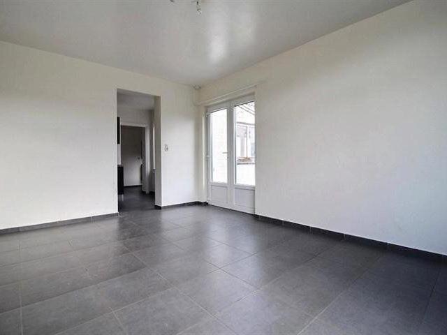 Appartement une chambre au rez de chaussée avec cour. Libre