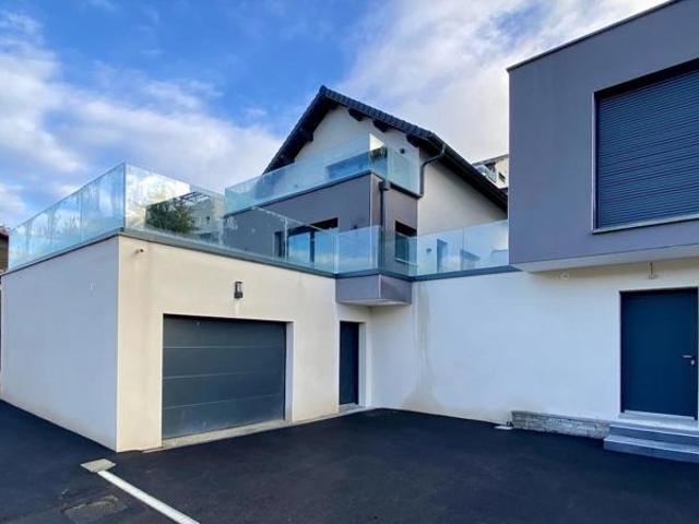 Appartement /Villa neuve 110 m2, cour, garage, terrasse, petit terrain