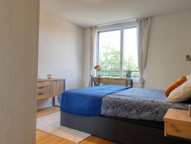 Appartement vivant spacieux à Crissier avec salle de bain privée