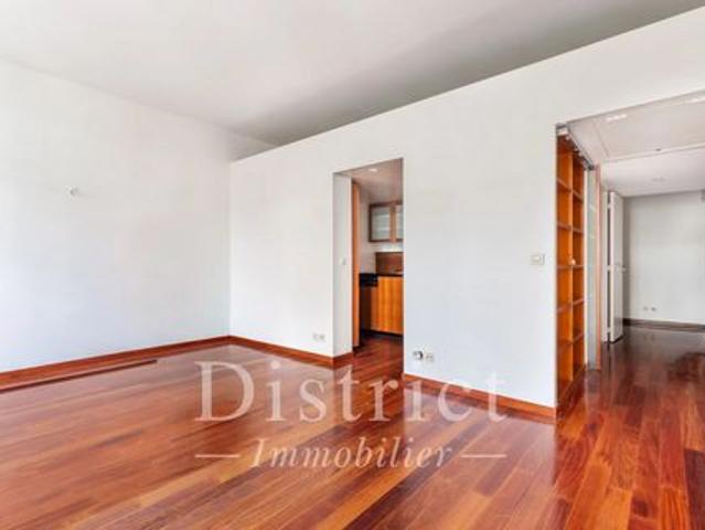Saint Germain des Prés / Studio de 49m² au sol en étage élevé