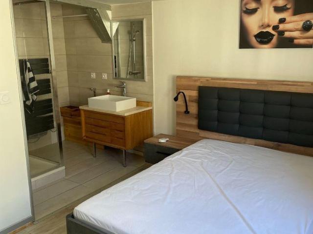 Appartement à louer MEUBLE à TROYES, rue Emile Zola Cet appartement situé à Troyes offre un.