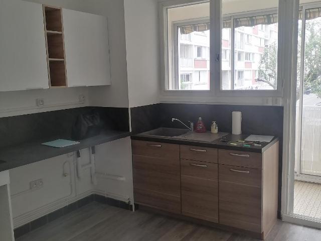 Appartement à louer à Allonnes, Pays de la Loire, €