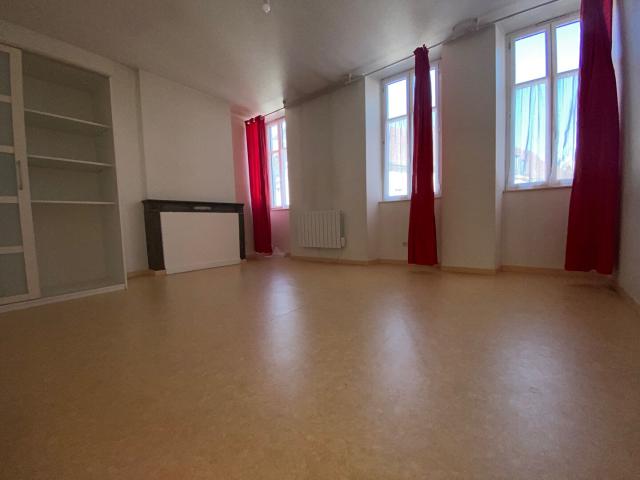 APPARTEMENT à louer à BESANCON CENTRE VILLE 1 pièce Ref: 01225 T1 BIS DUPLEX