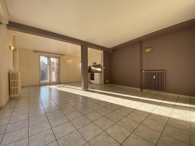APPARTEMENT à louer à BESANCON CENTRE VILLE 2 pièces REF: 2046 T2 BIS lumineux avec Parking réservé dans la cour
