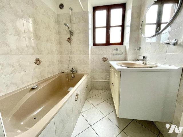 Appartement à louer à Malzieu Ville, Occitanie, €