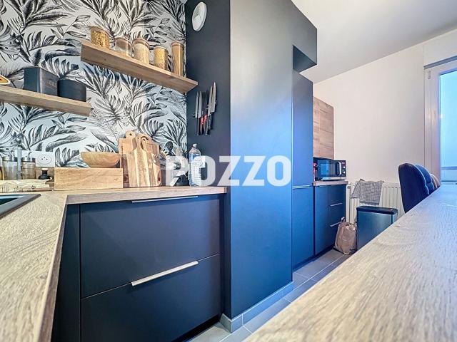 APPARTEMENT A LOUER DE TYPE F3 EN RESIDENCE AVEC ASCENSEUR EN DERNIER ETAGE AVEC TERRASSE DE 44M2 ET 2 PLACES DE PARKING PRIVATIVES
