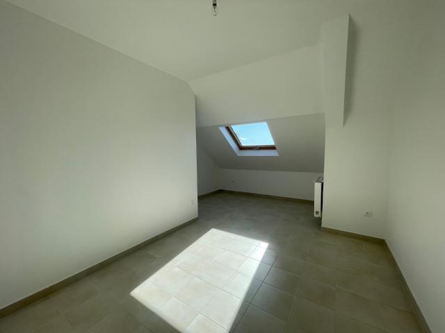 Appartement À Louer LINAS/ Accès N20