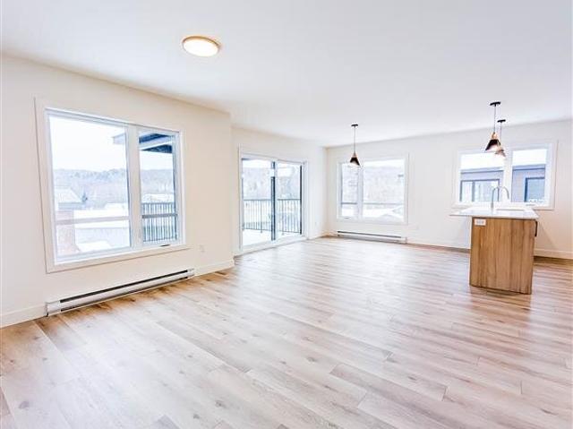Appartement à Louer 16 Rue Allen Est, Waterloo 19 photos | Logis Québec