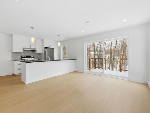 Appartement à Louer 18 chemin Saint Antoine, Val des Monts 10 photos | Logis Québec
