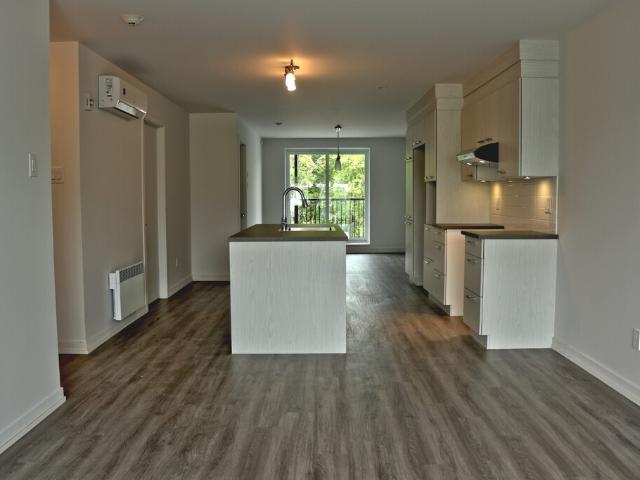 Appartement à Louer 11881, rue Victoria, Rivière des Prairies/Pointe aux Trembles Montréal 6 photos | Logis Québec