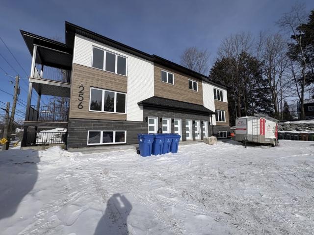 Appartement à Louer 256 Jacques cartier nord, Les Nations Sherbrooke 7 photos | Logis Québec