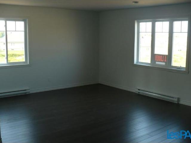 Appartement à Louer 272 E rue Commerciale, Saint Henri 7 photos | Logis Québec