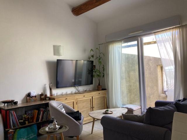 Appartement à louer 2 pièces • Lambesc