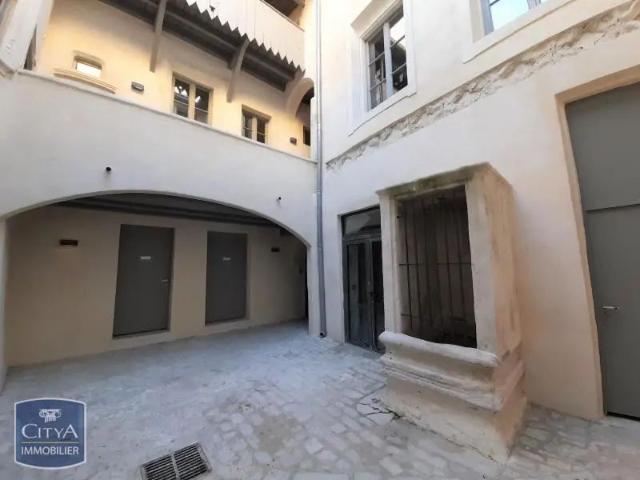Appartement à louer 2 pièces 61.8m²