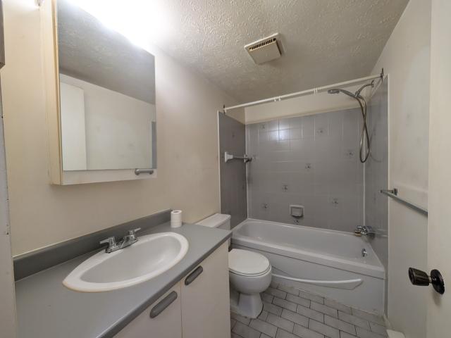Appartement à Louer 332 Rue Massé Granby J2J 1V7, Granby 9 photos | Logis Québec
