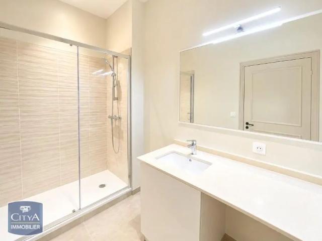 Appartement à louer 3 pièces 75.84m²