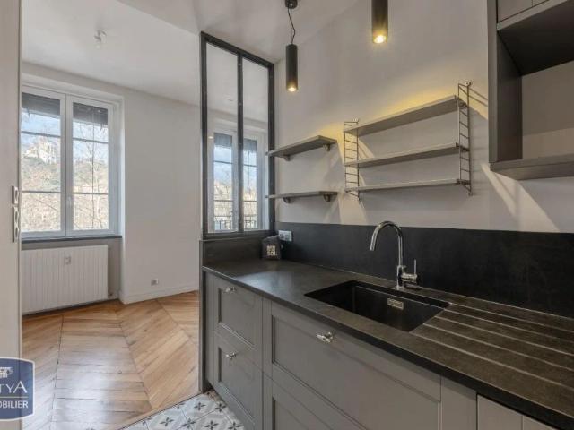 Appartement à louer 3 pièces 83.99m²