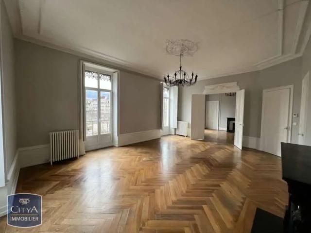 Appartement à louer 4 pièces 121.2m²