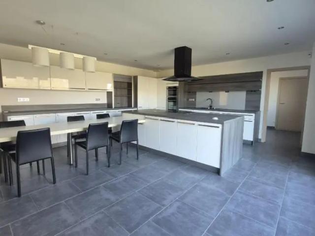 Appartement à louer 4 pièces 217.43m²