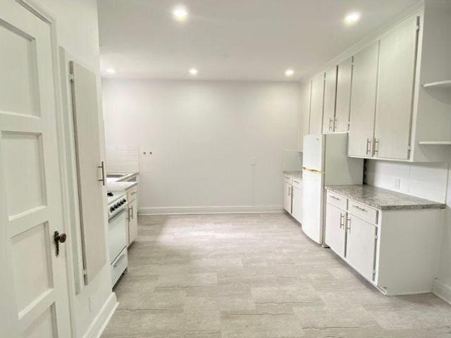 Appartement à Louer 5821 CHEMIN COTE ST LUC, Montréal 23 photos | Logis Québec