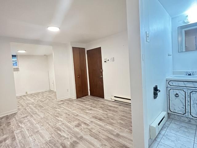 Appartement à Louer 5174 Av Bourbonnière, Rosemont/La Petite Patrie Montréal 17 photos | Logis Québec