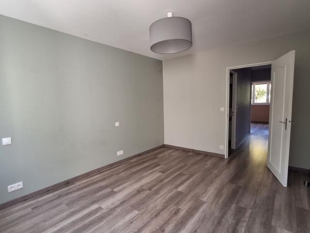 Appartement à louer 5 pièces • Vaux le Pénil