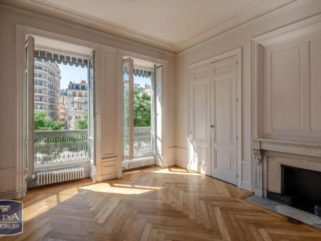 Appartement à louer 5 pièces 124.5m²