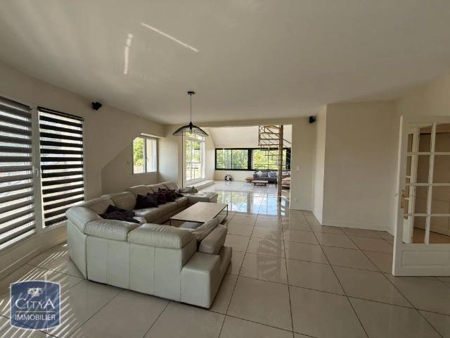 Appartement à louer 5 pièces 246.07m²