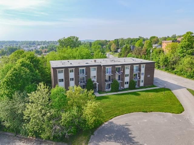 Appartement à Louer 975 Rue Lacombe, Fleurimont Sherbrooke 6 photos | Logis Québec