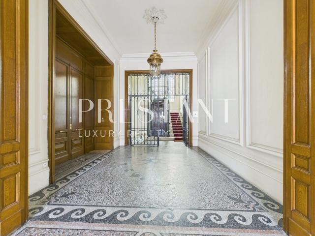 Appartement à rafraichir face au Jardin Public, au cœur de l. 199m² Bordeaux