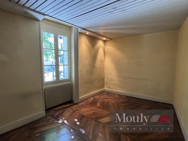 Appartement A Renover Emplacement N o 1 Avec Commerce Sur Pl. 76m² Cahors