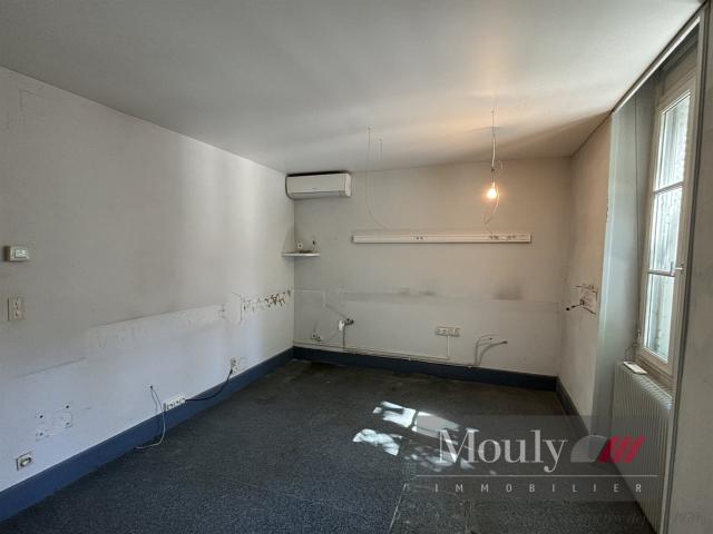 Appartement A Renover Emplacement N o 1 Avec Commerce Sur Pl. 76m² Cahors