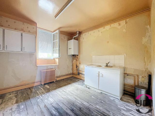 Appartement à rénover situé au 2 ème étage et ses greniers