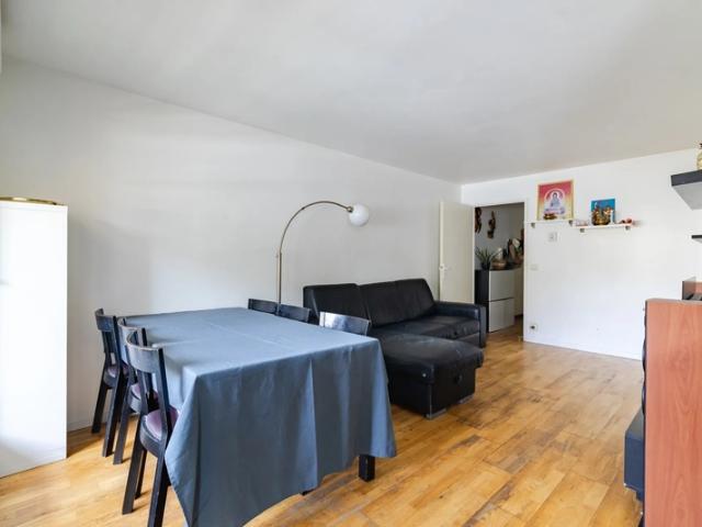 Appartement à vendre 4 pièces avec bureau, loggia et deux places de parking dans une résidence et recherchée