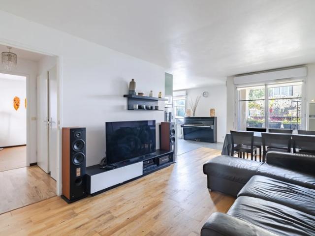 Appartement à vendre 4 pièces avec bureau, loggia et deux places de parking dans une résidence et recherchée