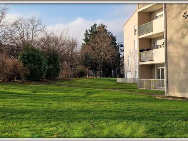 Appartement à vendre 75 m², rez de jardin, rénové calme sécurisé, 3 pièces MACON 71 terrasse 24m²