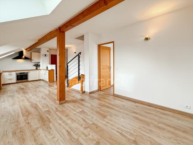 Appartement à vendre 4 pièces GRILLY 01 Duplex T4 75m2 avec parking privatif