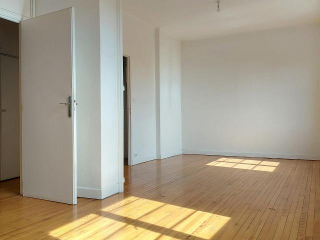 Appartement à vendre 3 pièces MONTAUBAN 82,dernier étage centre ville avec parking et loggia