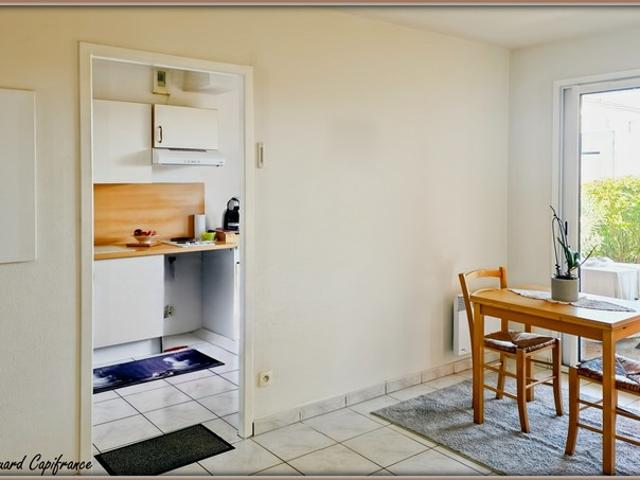 Appartement à vendre 3 pièces SAINT JEAN D'ANGELY 17 au rez de chaussée, 1 place de parking + accès piscine